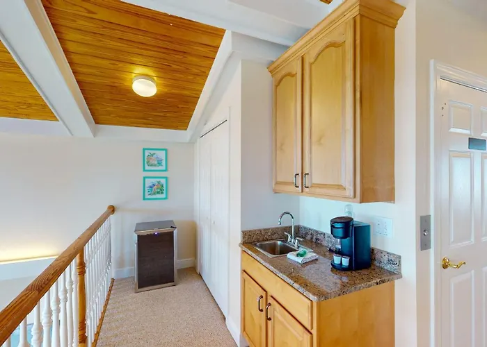 Beautiful In With Private Pool, Sleeps 12 Holiday home