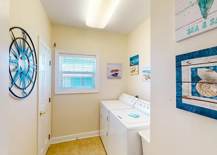 Beautiful In With Private Pool, Sleeps 12 Holiday home *