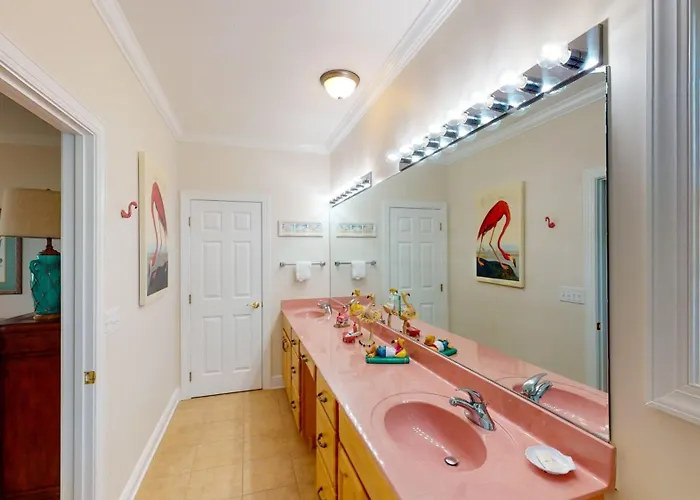 Beautiful In With Private Pool, Sleeps 12 Holiday home *
